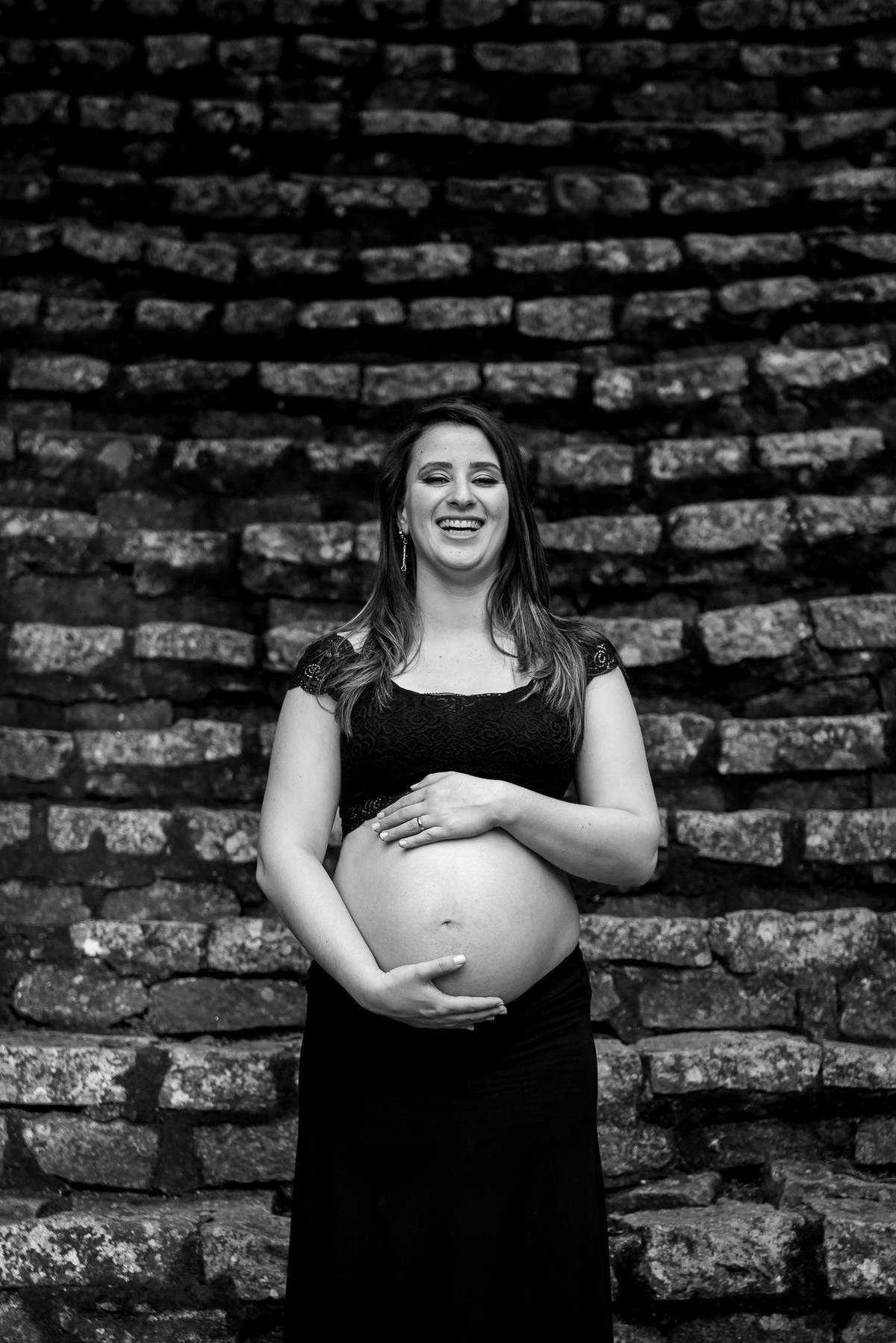 mulher gestante em pé na escadariano jardim botânico em são paulo